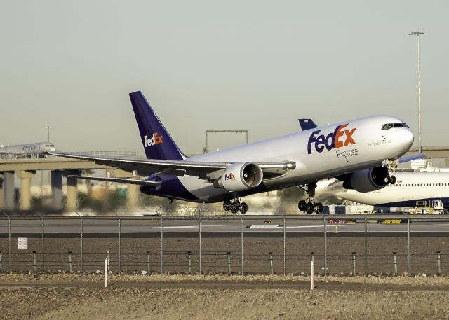 BOEING 767-300 (N176FE)