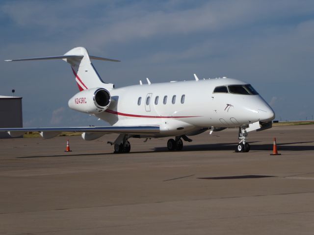 Bombardier Challenger 300 (N243RC)
