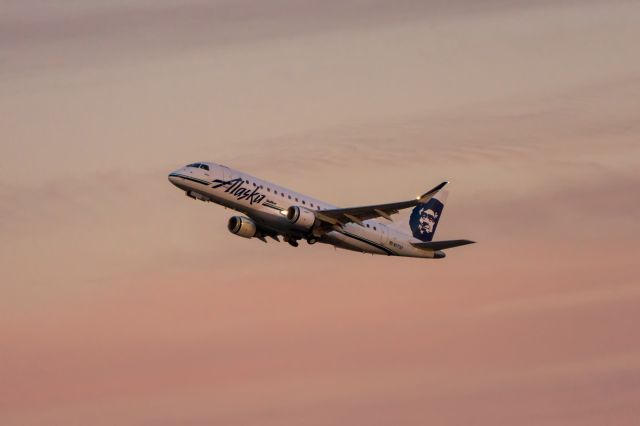 Embraer 175 (N171SY)