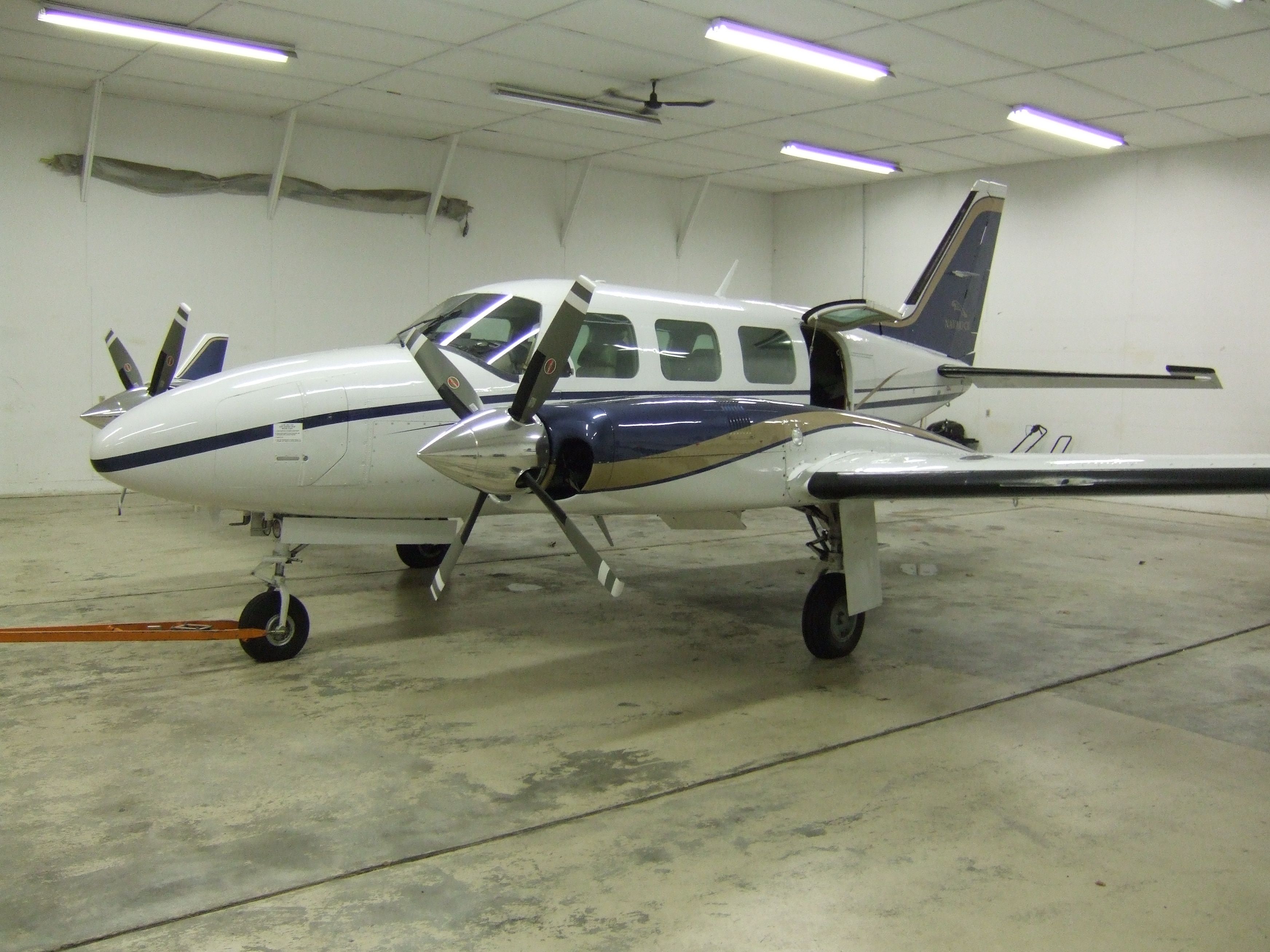 Piper Navajo (N284HB)
