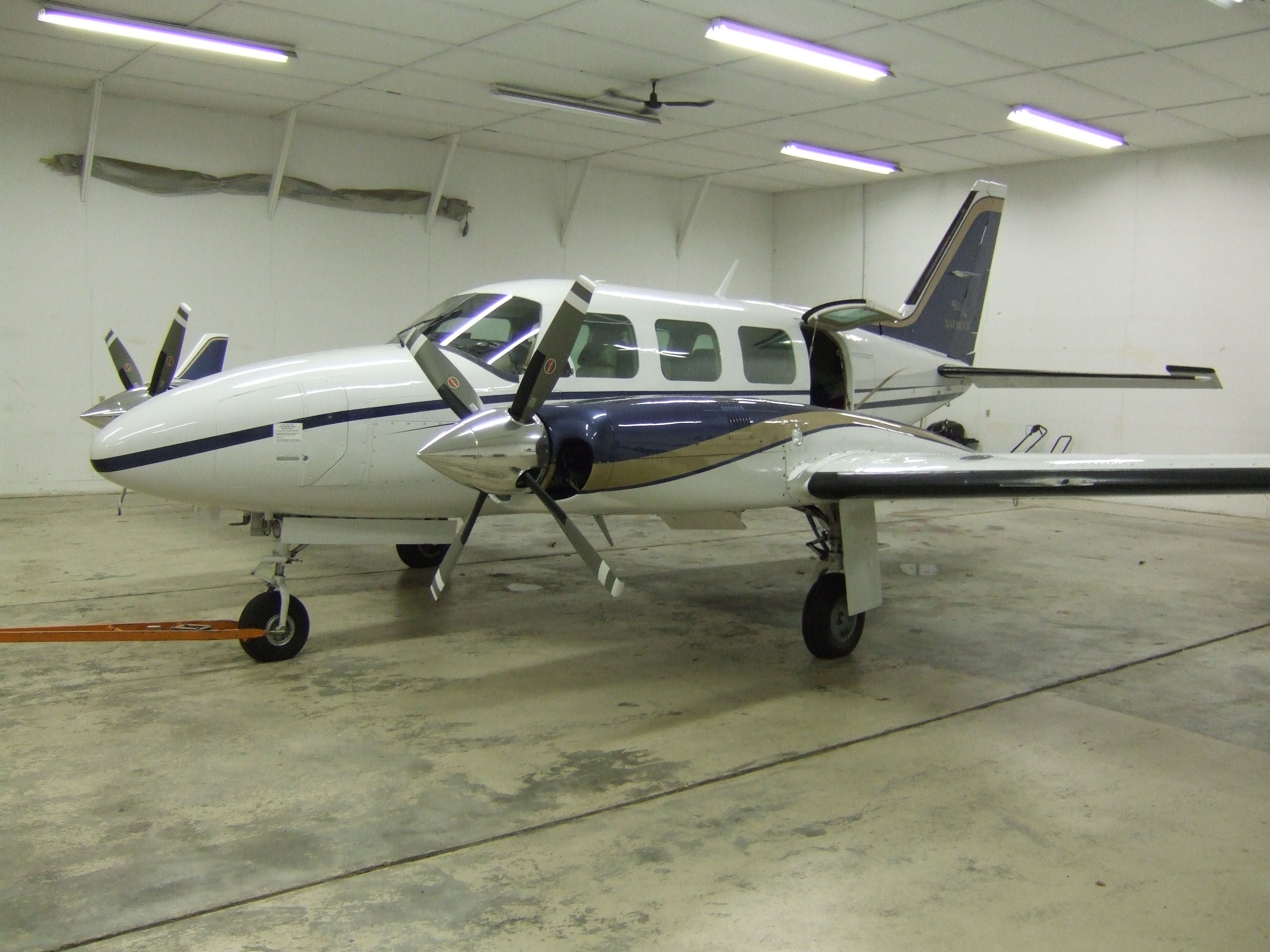 Piper Navajo (N284HB)