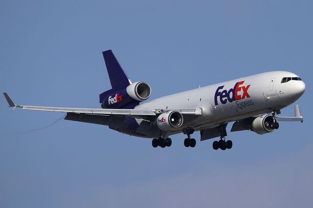 Boeing MD-11 (N528FE) - Landing.