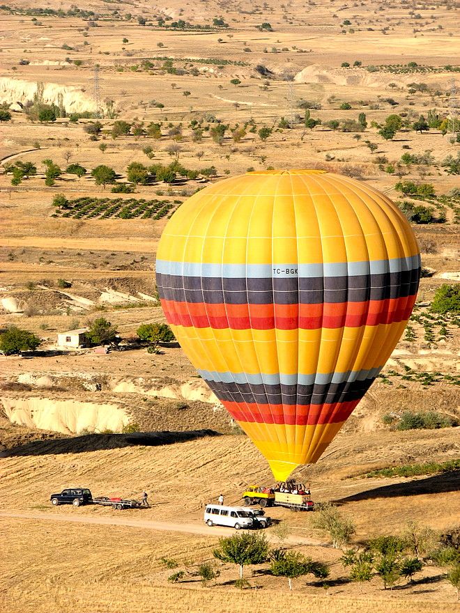 Unknown/Generic Balloon (TC-BGK) - With great synchronization between the pilot and ground crew they land right on the transport trailer.