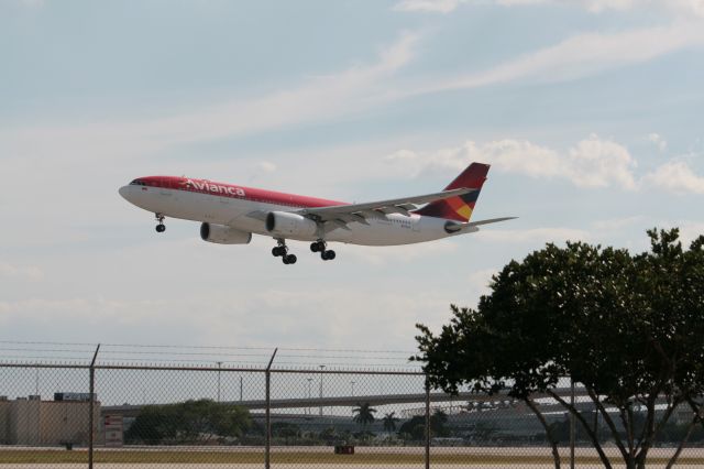 Airbus A330 (N975AV)