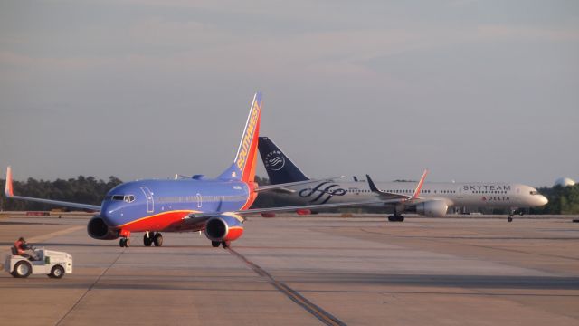 Boeing 737-700 (N424WN) - Also N658DL (B752) in the background