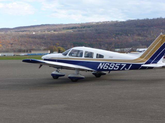 Piper Cherokee (N6957J)