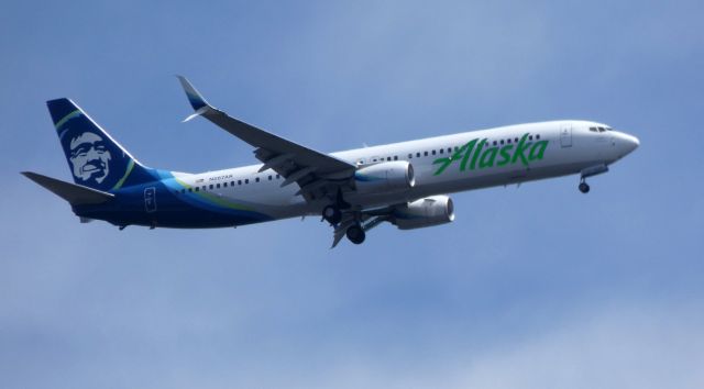 Boeing 737-900 (N267AK) - On final is this 2017 Alaska Airlines Boeing 737-900ER in the Spring of 2019.