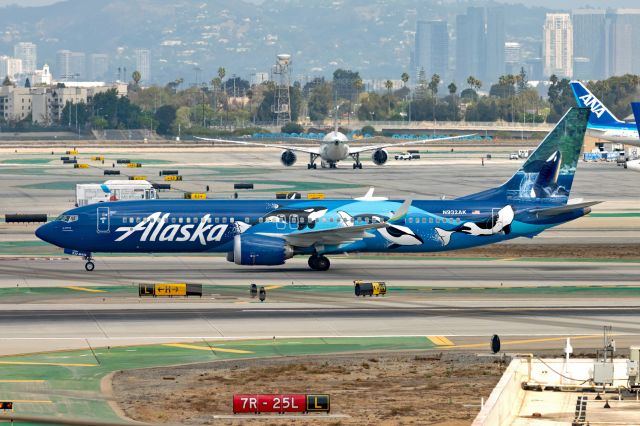 Boeing 737 MAX 9 (N932AK)