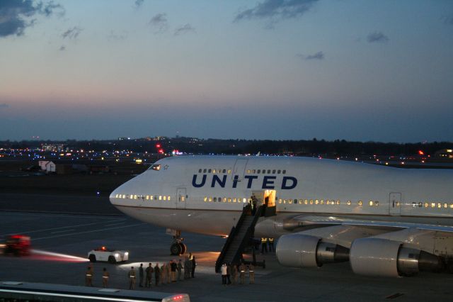 Boeing 747-400 (N175UA)