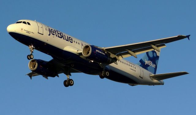 Airbus A320 (N562JB)