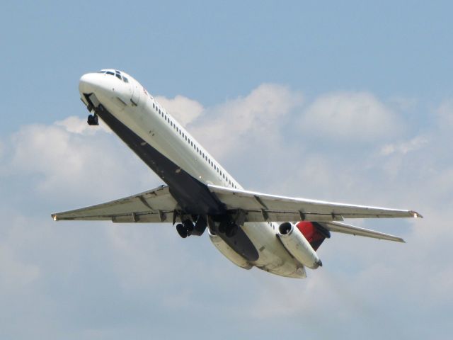 McDonnell Douglas DC-9-50 (N777NC)