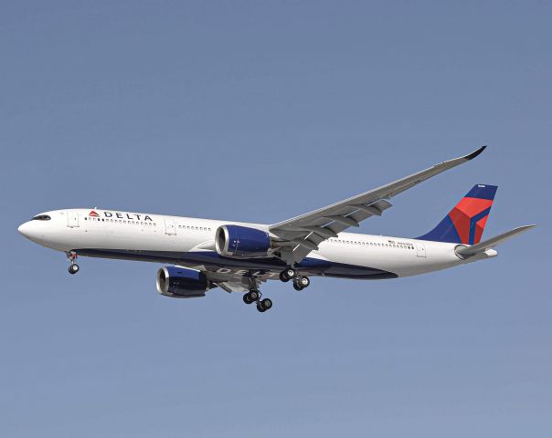 Airbus A330-900 (N404DX) - Delta 9972 landing 21L at DTW from Atlanta. This is the first time the 330-900 has been at DTW.