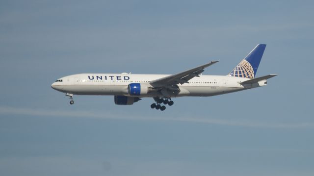 Boeing 777-200 (N215UA)