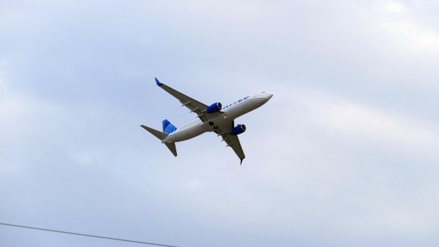 Boeing 737-800 (N77525)