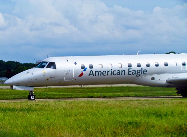 Embraer ERJ-145 (N685AE)