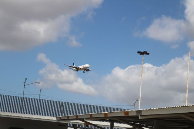 Airbus A320 (N508VL) - FINAL APPROACH 09