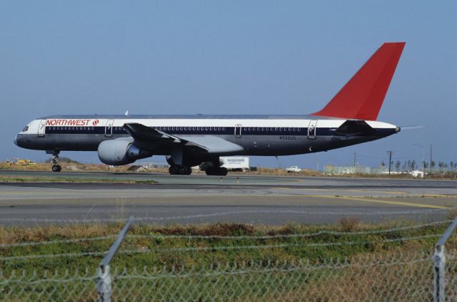 Boeing 757-200 (N532US) - Departure at San Francisco Intl Airport Rwy01R on 1991/09/11