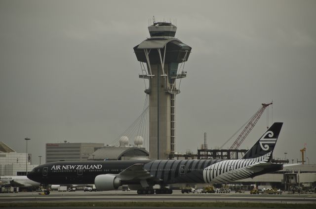 Boeing 777-200 (ZK-OKQ)