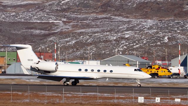 Gulfstream Aerospace Gulfstream V (N10030) - A US Air Force Gulfstream C-37(V) at the Iqaluit airport,. A tarmac meeting with the Canadian Forces and Canadian Rangers. October 21, 2015