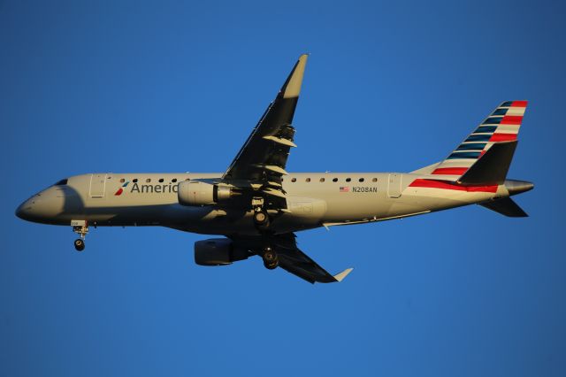 Embraer 170/175 (N208AN)