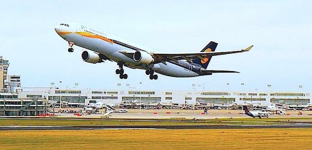 Airbus A330-300 (VT-JWS) - Jet Airways A330-302 Take Off on RWY 19 @ EBBR