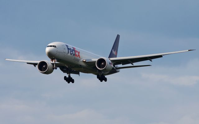 Boeing 777-200 (N890FD) - Your parcel will be delivered in the next minutes.