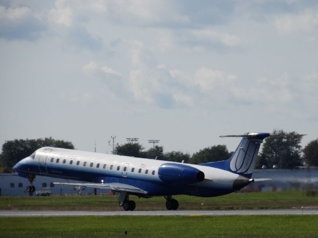 Embraer ERJ-145 (N843HK)
