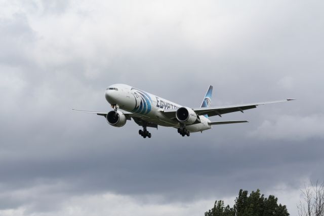 Boeing 777-200 (SU-GDL) - Egypt Airs B777, SU-GDL approaches London Heathrow
