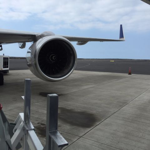 BOEING 757-300 (N57869) - Boarding at Kona International in Hawaii. Boeing 757-300 WL.