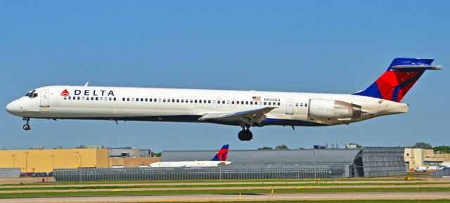 McDonnell Douglas MD-90 (N908DA)