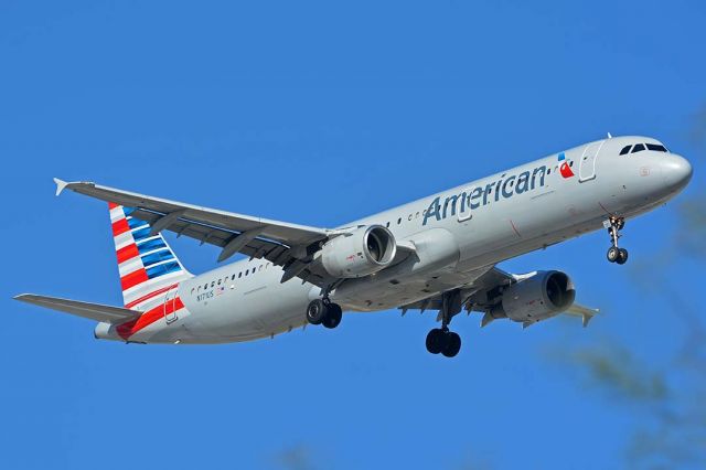 Airbus A320 (N171US) - American A321-211 N171US at Sky Harbor on November 28, 2017. 