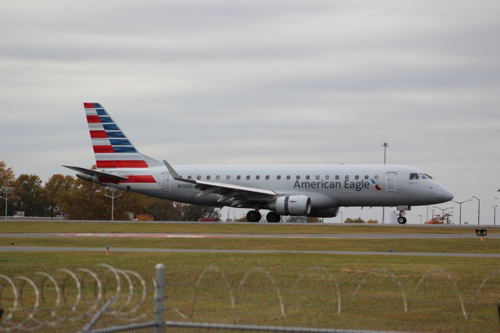 Embraer 175 (N110HQ)