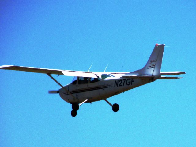 Cessna Skyhawk (N27GF) - Landing on RWY 9