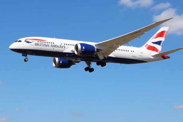 Boeing 787-8 (G-ZBJJ) - British Airways (BA) G-ZBJJ B787-8 [cn60629]br /London Heathrow (LHR). British Airways flight BA18 arriving from Seoul Incheon (ICN). The aircraft was newly delivered to British Airways only 6 weeks before this picture was taken.br /Taken from Myrtle Avenue 'Gardens'. Hatton Cross (end of 27L runway)br /br /2018 08 02br /a rel=nofollow href=http://alphayankee.smugmug.com/Airlines-and-Airliners-Portfolio/Airlines/EuropeanAirlines/British-Airways-BAhttps://alphayankee.smugmug.com/Airlines-and-Airliners-Portfolio/Airlines/EuropeanAirlines/British-Airways-BA/a