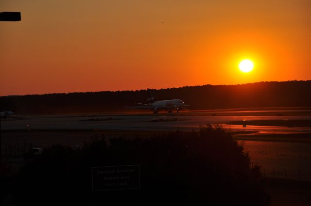 McDonnell Douglas DC-10 (N571FE) - Arriving from MEM with sun setting