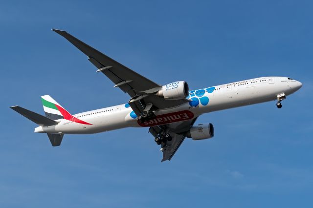 BOEING 777-300 (A6-ECC) - EK570 on short final for Rwy 01R at NSCBIA as it arrives in the morning from Dubai.