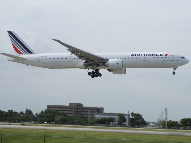 BOEING 777-300ER (F-GZNI)