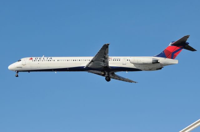 McDonnell Douglas MD-88 (N927DA) - Time capsule Monday. 12-15-16. Who misses the mad-dogs?  Stored 08/2018br /This aircraft was involved in a fatal accident. An engine explosion happened in 7/6/96 while taking off at Pensacola; a loose blade penetrated the fuselage causing two fatalities sadly.