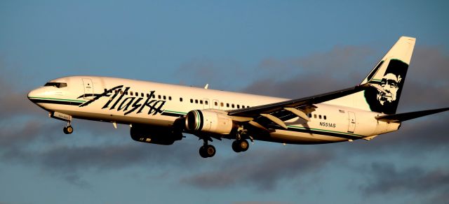 Boeing 737-800 (N551AS) - Arrival From GDL, Landing 30L  01-01-2017