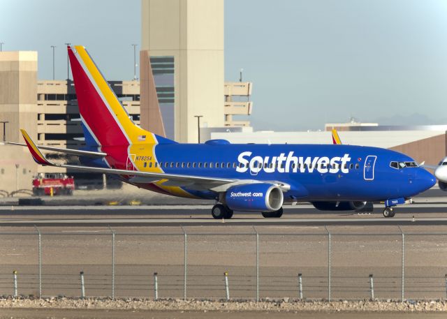 Boeing 737-700 (N7825A)