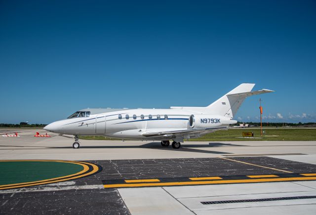 Hawker 1000 (N9793K) - HAWKER 1000 taxing to runway 4 at KVRB