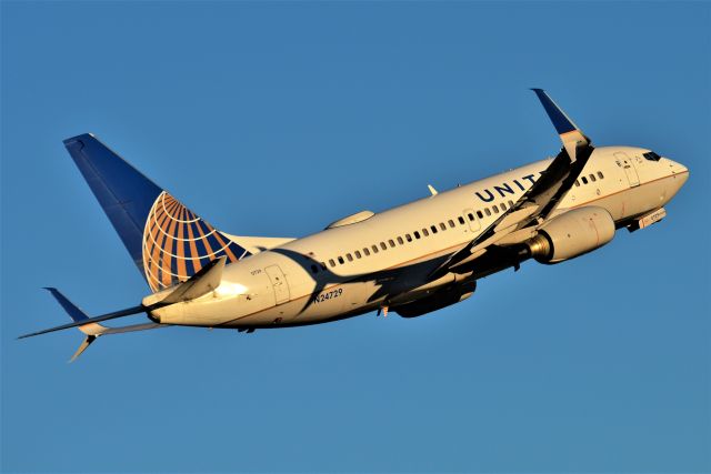 Boeing 737-700 (N24729)