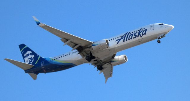 Boeing 737-900 (N273AK) - On short final is this 2017 Alaska Airlines Boeing 737-900ER in the Winter of 2022.