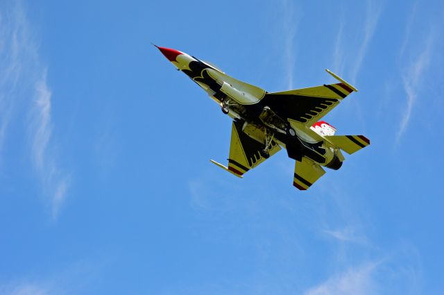 — — - An F-16 from the USAF Thunderbirds demonstration lands at the Niagara Falls Air Reserve Station for the 2015 Thunder of Niagara Airshow