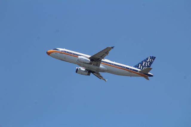 Airbus A320 (N763JB)