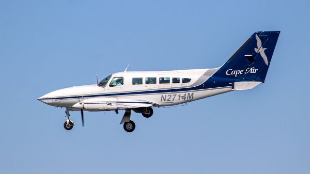 Cessna 402 (N2741M) - Banking towards 22L