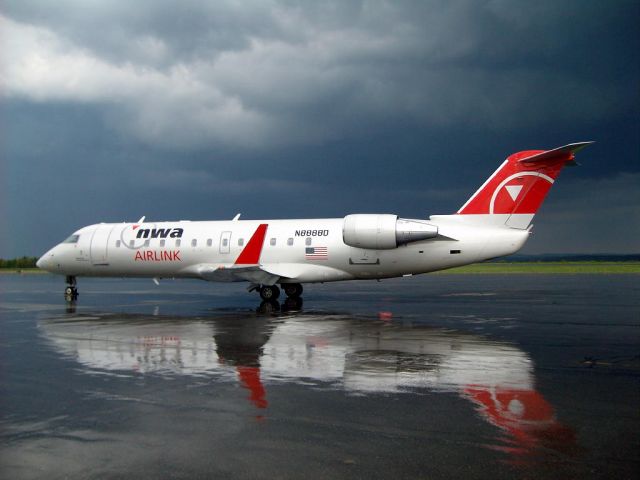 Canadair Regional Jet CRJ-200 (N8888D)