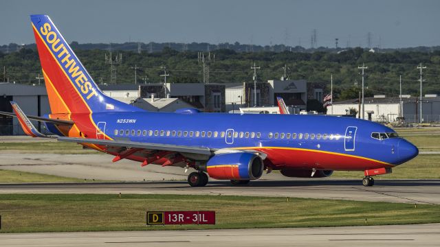 Boeing 737-700 (N253WN) - Arriving 13Rbr /7/3/17