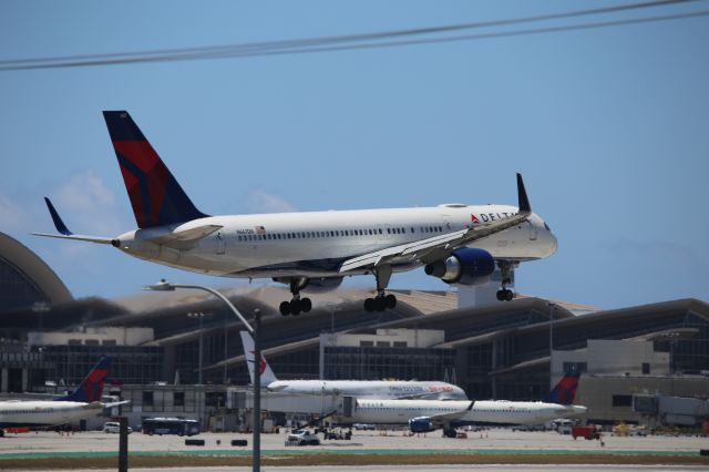 Boeing 757-200 (N667DN)