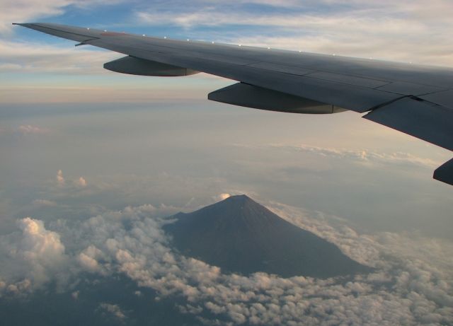 Boeing 777-200 (JA712A) - Beautiful view of Mt. Fuji with clouds during the beginning of sunset with that typical summer heat haze as we were descending towards Haneda coming from Hiroshima.